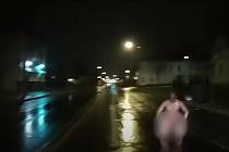 Záběr z policejní kamery. Daniel Prude, který se pohyboval nahý po noční ulici, byl vyzván, aby si lehl. Výzvy uposlechl, načež mu policisté nasadili pouta a na hlavu mu dali kuklu zabraňující plivání