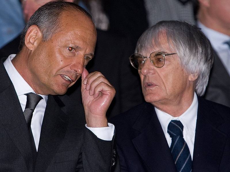 Dlouholetý šéf stáje McLaren Ron Dennis (vlevo) a boss F1 Bernie Ecclestone.