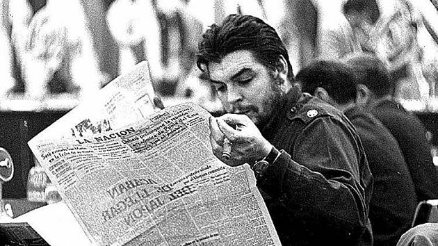 Che Guevara si čte noviny v Punta del Este v Uruguayi, snímek pochází pravděpodobně z doby krátce před jeho smrtí