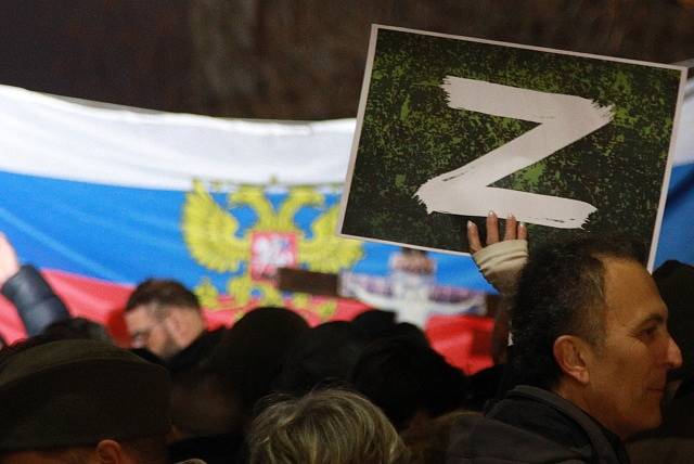 Písmeno Z na proruské demonstraci v Srbsku.