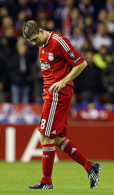 Smutný a zraněný kapitán Liverpoolu Steven Gerrard opuští hřiště v duelu s Lyonem.