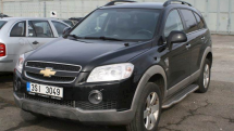 Poměrně zachovale vypadá Chevrolet Captiva s benzinovým motorem 2,4. Od roku 2006 najel vůz 162 000 kilometrů a nyní za něj stát chce alespoň 82 tisíc