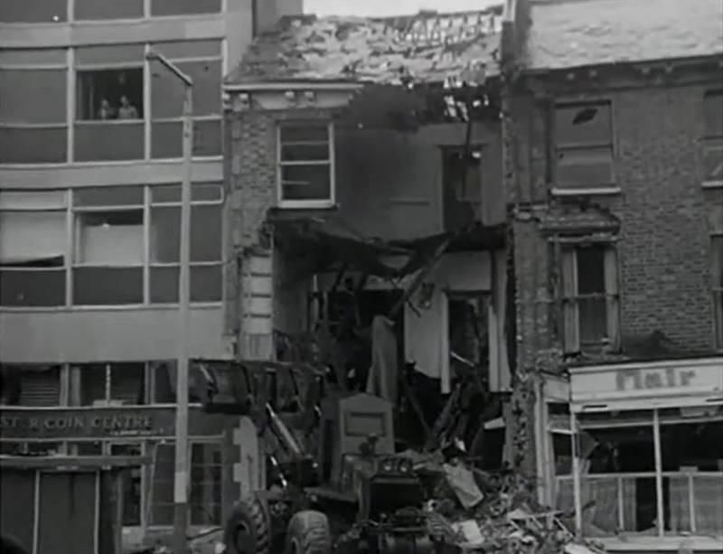 Strhávání budov v Belfastu, poškozených výbuchy bomb