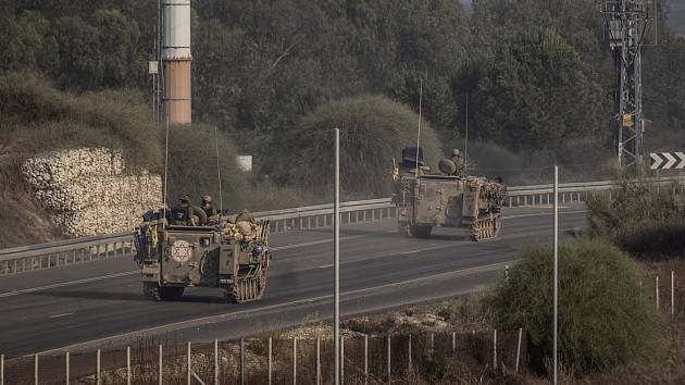 Hlídky izraelské armády s tanky a obrněnými vozidly