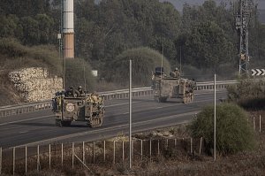 Hlídky izraelské armády s tanky a obrněnými vozidly