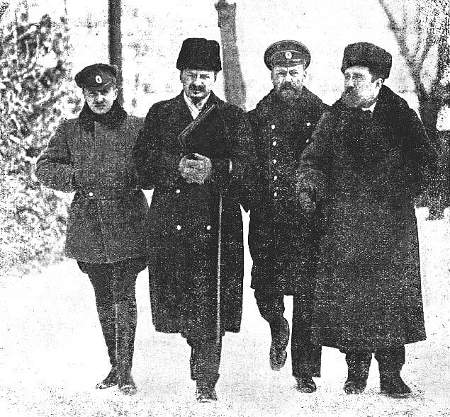 Lev Trockij se Lvem Kameněvem při separátních jednáních o míru v Brestu Litevském
