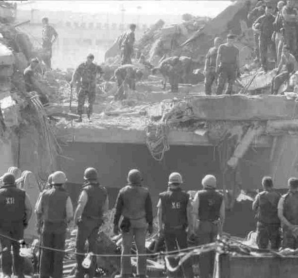 Záchranářské práce v kasárnách amerických příslušníků mírových sil v Bejrútu po útoku z roku 1983