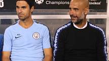 Mikel Arteta po boku Pepa Guardioly na lavičce Manchesteru City