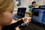 Moderní technologie, jako brýle pro virtuální realitu a 3D tisk a micro:bit, využívají při výuce děti na základní škole v Ostrožské Lhotě na Zlínsku.