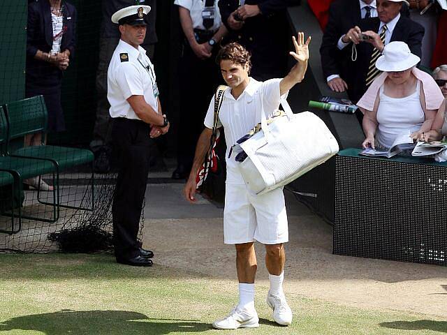 Smutný Roger Federer se loučí s wimbledonským hlavním dvorcem.