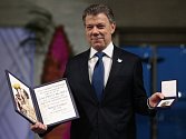 Bývalý kolumbijský prezident Juan Manuel Santos s Nobelovou cenou za mír.