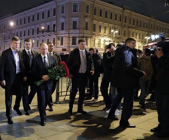 Vladimir Putin uctil oběti teroristického útoku v petrohradském metru.