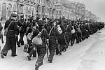 Leningradští námořníci procházejí ulicemi města, říjen 1941