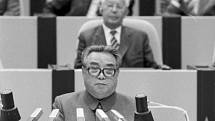 Kim Ir-sen při projevu na shromáždění československo - korejského přátelství v pražském Paláci kultury 6.6. 1984. Za ním Gustav Husák.