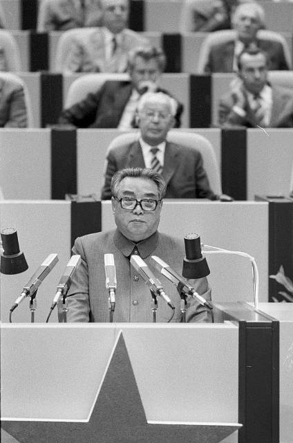 Kim Ir-sen při projevu na shromáždění československo - korejského přátelství v pražském Paláci kultury 6.6. 1984. Za ním Gustav Husák.
