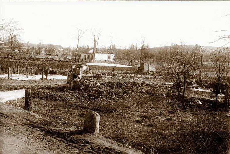 Polská vesnice Nowosielce, vypálená Ukrajinskou povstaleckou armádou v prosinci 1945. Na snímku vypálený dům Kazimierze Fila naproti kostelu, v pozadí dvůr se stájemi