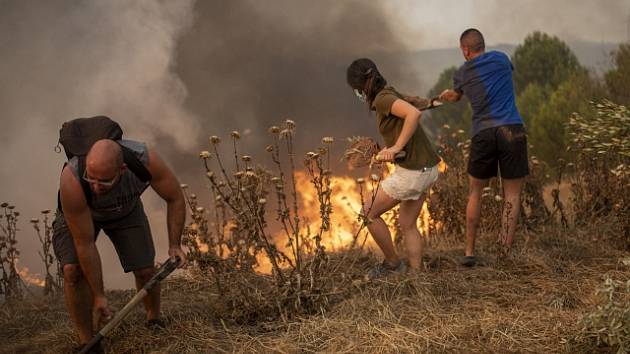 Španělsko kvůli tropickým teplotám bojuje s rozsáhlými požáry.