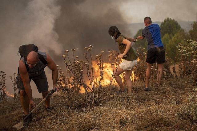 Španělsko kvůli tropickým teplotám bojuje s rozsáhlými požáry.