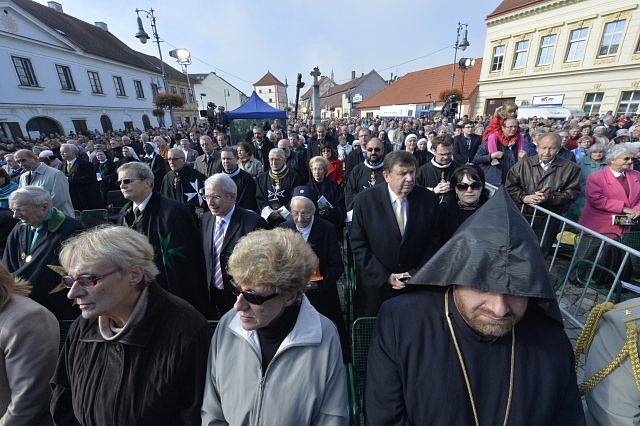 Zhruba 5500 lidí dnes dorazilo na Národní svatováclavskou pouť do Staré Boleslavi, kde byl před 1080 lety zavražděn kníže Václav. Odkaz světce a patrona země si připomněly davy poutníků na Mariánském náměstí při tradiční mši.