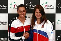 Semifinále Fed Cupu mezi Českou republikou a Francií rozehraje Lucie Šafářová (vpravo) a Caroline Garciaová.
