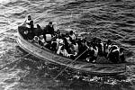 Jeden ze záchranných člunů Titanicu s přeživšími. V mnoha člunech sedělo mnohem méně lidí, než by se do nich reálně vešlo. I proto byl počet mrtvých tak velký.