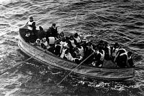 Jeden ze záchranných člunů Titanicu s přeživšími. V mnoha člunech sedělo mnohem méně lidí, než by se do nich reálně vešlo. I proto byl počet mrtvých tak velký