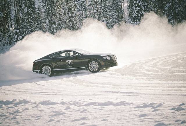 Bentley má vlastní školu jízdy na sněhu. Ve Finsku pořádá podobné akce, jako sesterské Audi. To kdybyste náhodou chtěli jezdit po ledu přes 300 km/h.