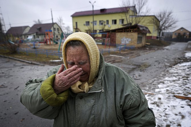 Žena pláe u domu zničeného ruským bombardováním v Gorence na předměstí Kyjeva.