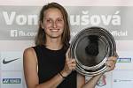 Tenistka Markéta Vondroušová pózuje po návratu z Paříže, kde ve finále French Open nestačila na Australanku Ashleigh Bartyovou.