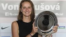 Tenistka Markéta Vondroušová pózuje po návratu z Paříže, kde ve finále French Open nestačila na Australanku Ashleigh Bartyovou.