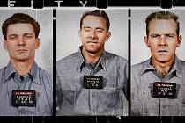 Zleva Frank Lee Morris, Clarence Anglin a John Anglin. Dokázala se tato trojice vězňů dostat z Alcatrazu?