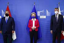 Zleva maďarský premiér Viktor Orbán, předsedkyně Evropské komise Ursula von der Leyenová a český premiér  Andrej Babiš.