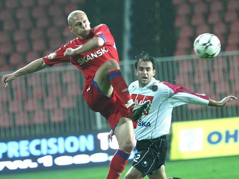 Brno - České Budějovice: Besta odkopává míč před budějovickým Hunalem. 