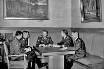 Schůzka činitelů německých zpravodajských a bezpečnostních služeb. Zleva  Franz Josef Huber, Arthur Nebe, Heinrich Himmler, Reinhard Heydrich a Heinrich Müller. Poslední dva jmenovaní se podobného jednání zúčastní ještě 18. května 1942 v Praze