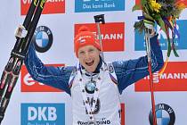 Biatlonista Ondřej Moravec se raduje ze stříbrné medaile v hromadném závodu SP v Ruhpoldingu.