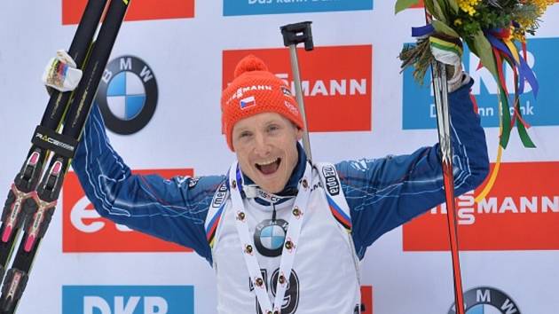 Biatlonista Ondřej Moravec se raduje ze stříbrné medaile v hromadném závodu SP v Ruhpoldingu.