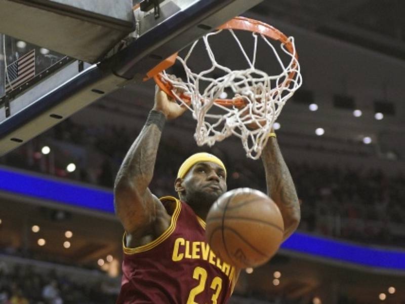 LeBron James z Clevelandu smečuje proti Washingtonu.