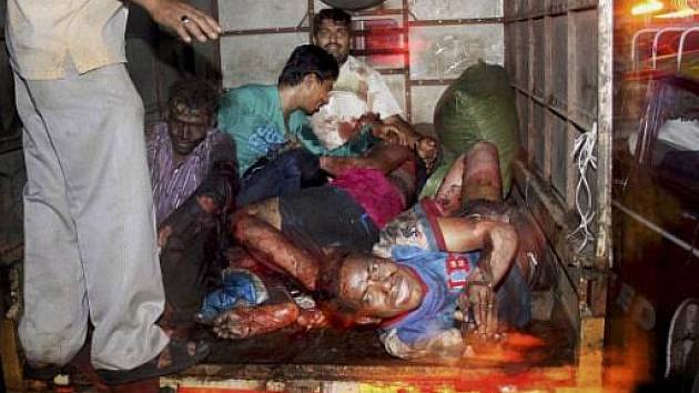 Výbuchy tří bomb v indické Bombaji si vyžádaly 21 mrtvých a desítky zraněných. Ti byli odváženi nákladními auty do nemocnic.