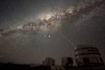 Snímek nočního nebe s Mléčnou dráhou nad observatoří Paranal.