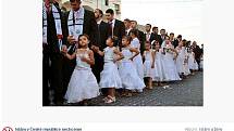 Hoax o údajné svatbě 450 holčiček s muži, kterou měl organizovat Hamás v Gaze. Šlo skutečně o snímek z hromadné svatby, ale holčičky pocházely z rodin ženicha či nevěsty a podle místního zvyku doprovázely ženicha jen jako družičky.
