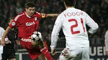 Kapitán Liverpoolu Steven Gerrard (vlevo) se snaží zpracovat míč před bránícím Marcellem Fodorem.