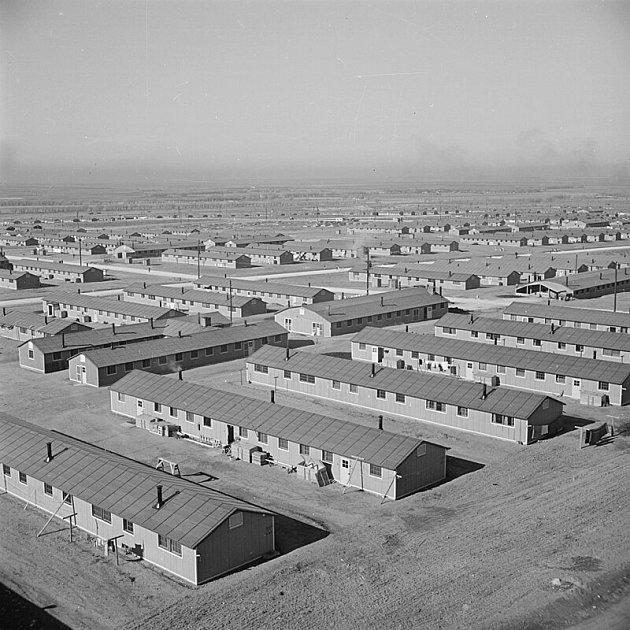 V internačních táborech pro japonské Američany skončilo za 2. světové války přibližně 127 tisíc nevinných lidí. Tísnili se v nezateplených barácích. Na snímku tábor Granada.