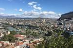 Hlavní město Tbilisi je na počet obyvatel velké asi jako Praha. Rozkládá se na pohorcích nad řekou Kura. Když jsem si jej chtěla prohlédnout z výšky, šlapat do kopce jsem nemusela, na vrchol s nejkrásnějším výhledem mě pohodlně vyvezla lanovka.