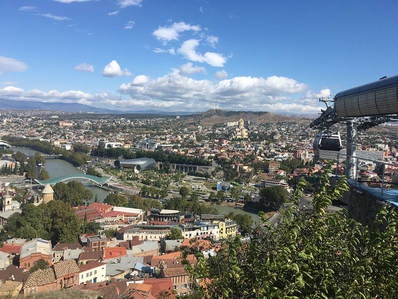 Hlavní město Tbilisi je na počet obyvatel velké asi jako Praha. Rozkládá se na pohorcích nad řekou Kura. Když jsem si jej chtěla prohlédnout z výšky, šlapat do kopce jsem nemusela, na vrchol s nejkrásnějším výhledem mě pohodlně vyvezla lanovka.