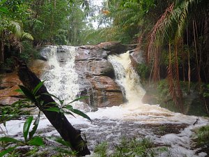 Vodopád Tajor v národním parku Bako.