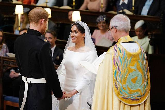 Princ Harry a Meghan Markleová před oltářem