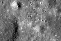 Dvojitý kráter po dopadu neznámé rakety na povrch Měsíce tak, jak ho zachytila družice NASA Lunar Reconnaissance Orbiter