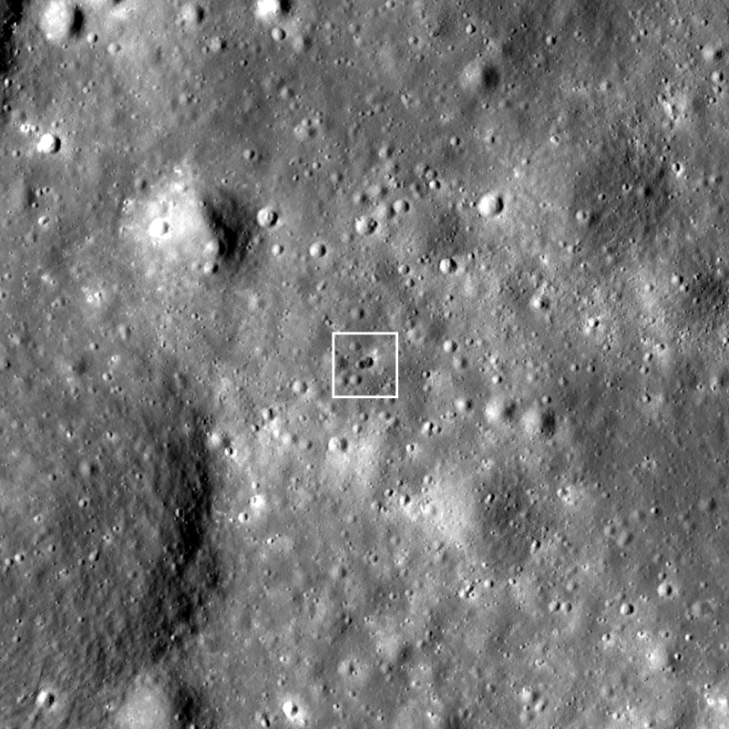 Dvojitý kráter po dopadu neznámé rakety na povrch Měsíce tak, jak ho zachytila družice NASA Lunar Reconnaissance Orbiter