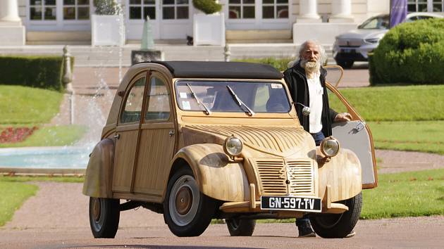 Dřevěná replika slavného Citroënu 2CV šla v neděli 4. června do dražby při tradiční aukční zahradní akci na zámku d’Artigny.