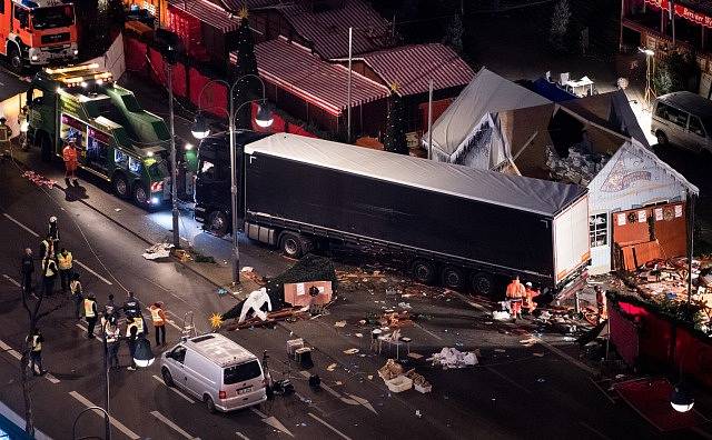 Do davu na vánočním trhu v Berlíně vjel kamion